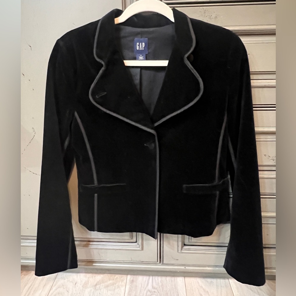 A pretty Gap Black Velvet Short Jacket